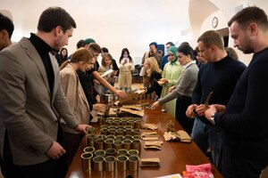 Молодежная комиссия провела акцию по изготовлению блиндажных свечей