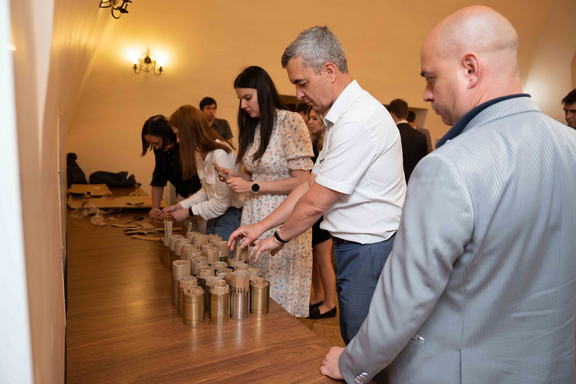 Молодежная комиссия провела акцию по изготовлению блиндажных свечей для нужд СВО